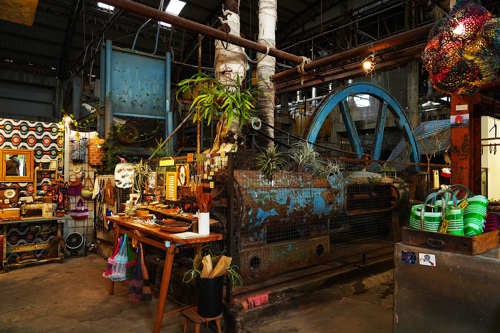 「台11開放工作室」的選物店座落在廢棄糖廠的一角，與老舊的製糖機具共存，頗有奇幻感。