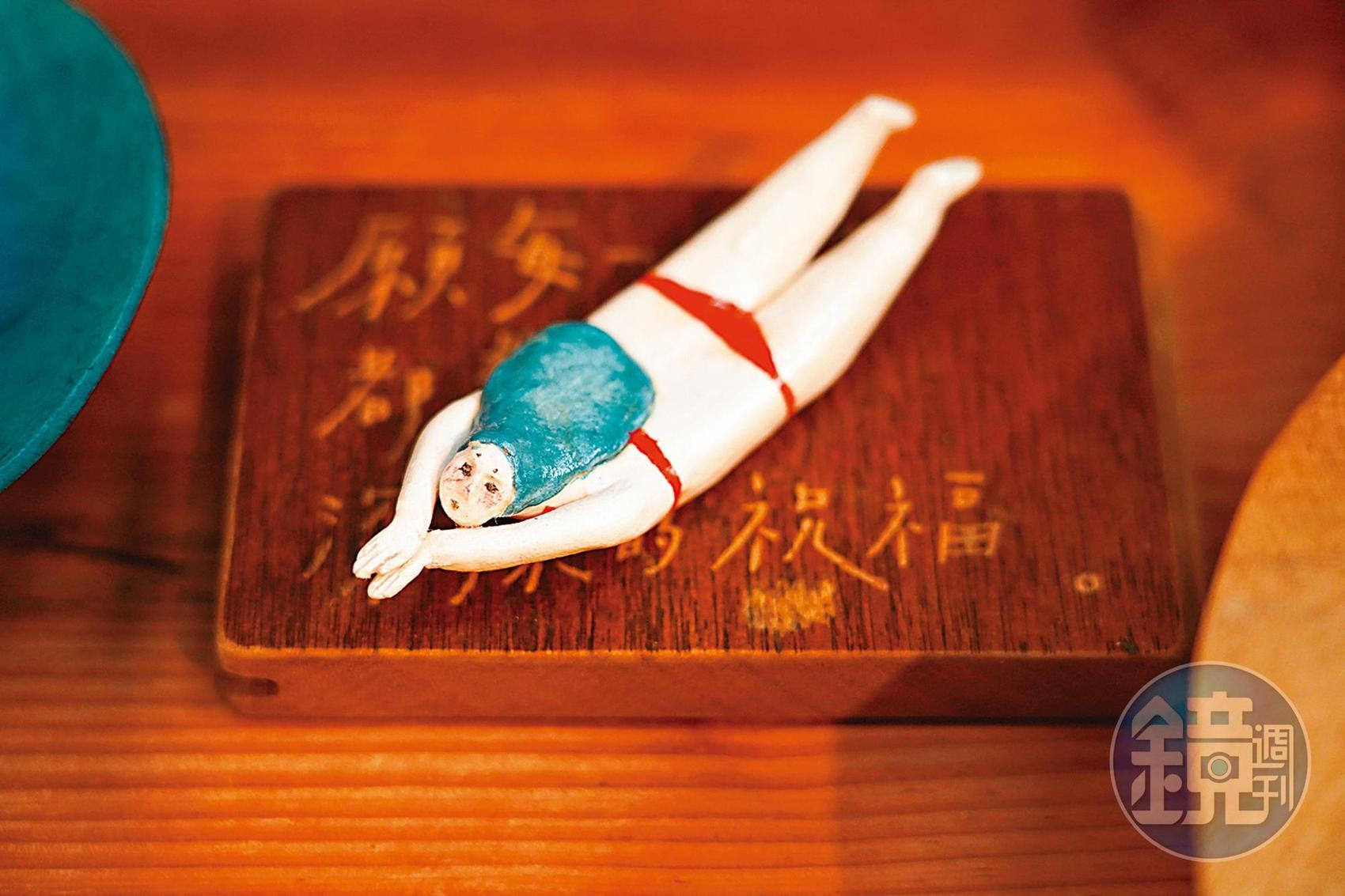 有趣的游泳泥偶衝浪藝術品，很適合當作辦公室的療癒擺飾。