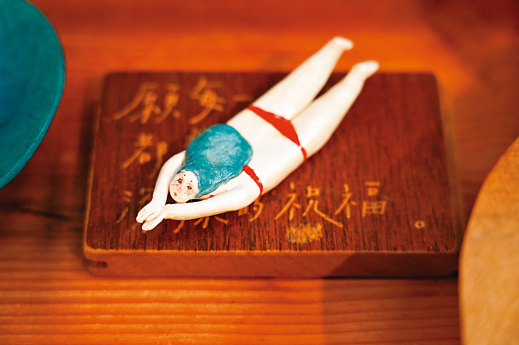 有趣的游泳泥偶衝浪藝術品，很適合當作辦公室的療癒擺飾。