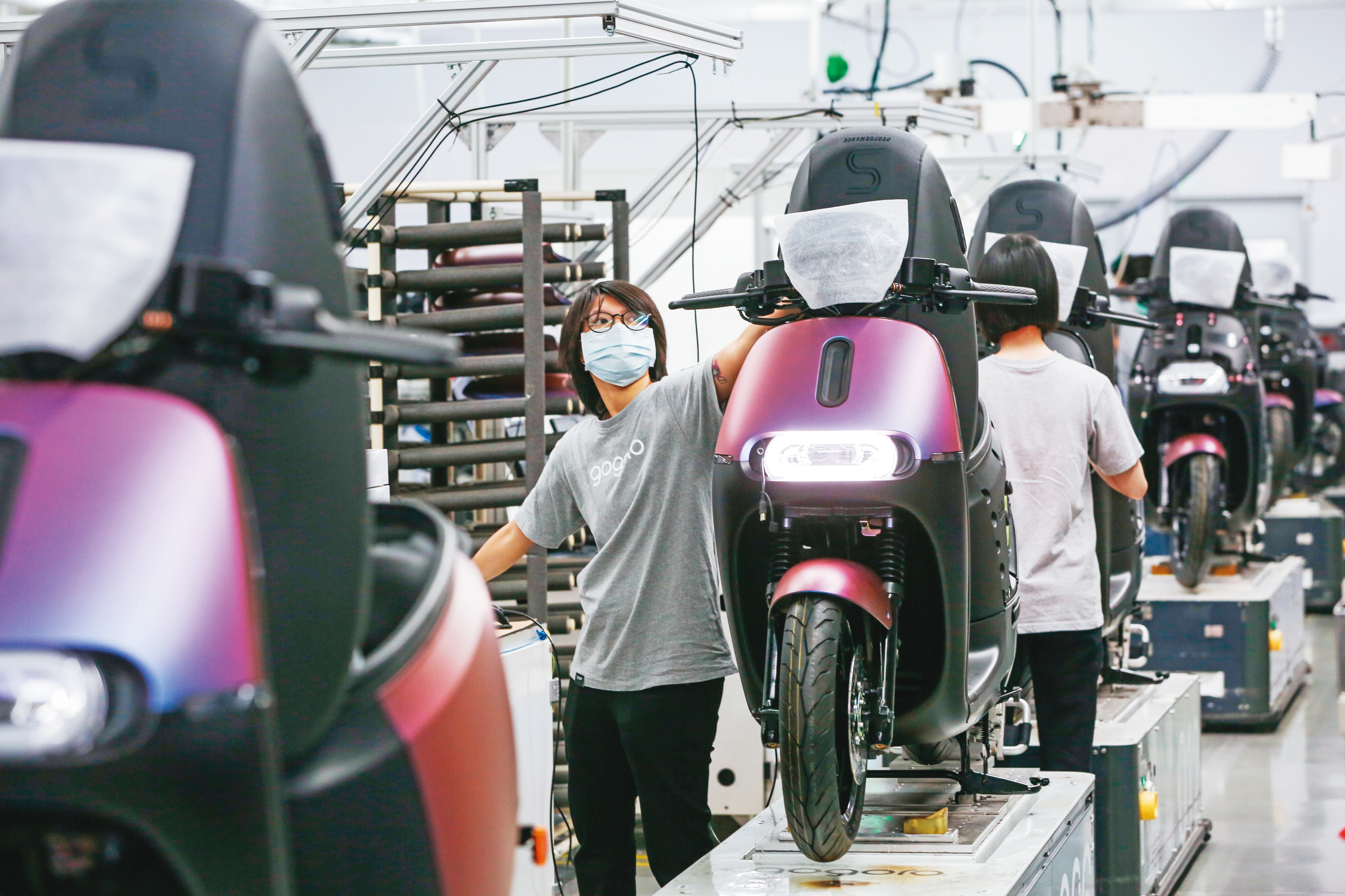 Gogoro以智慧流程組裝整車。
