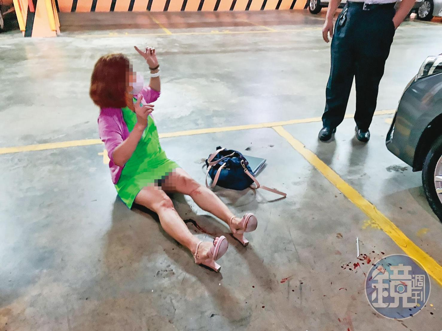 桃園客運女董事開完董事會後赴停車場取車,慘遭2名不明人士毆打。(讀者提供,當事人已變裝處理)