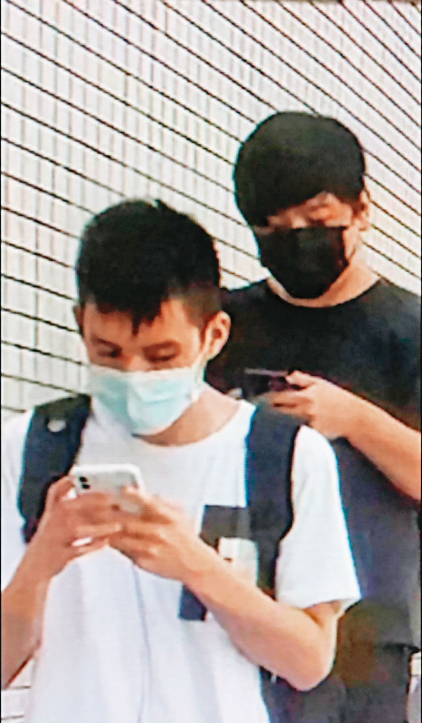 二名年輕男子潛入桃園客運公司停車場，犯下毆打女董事惡行。（讀者提供）