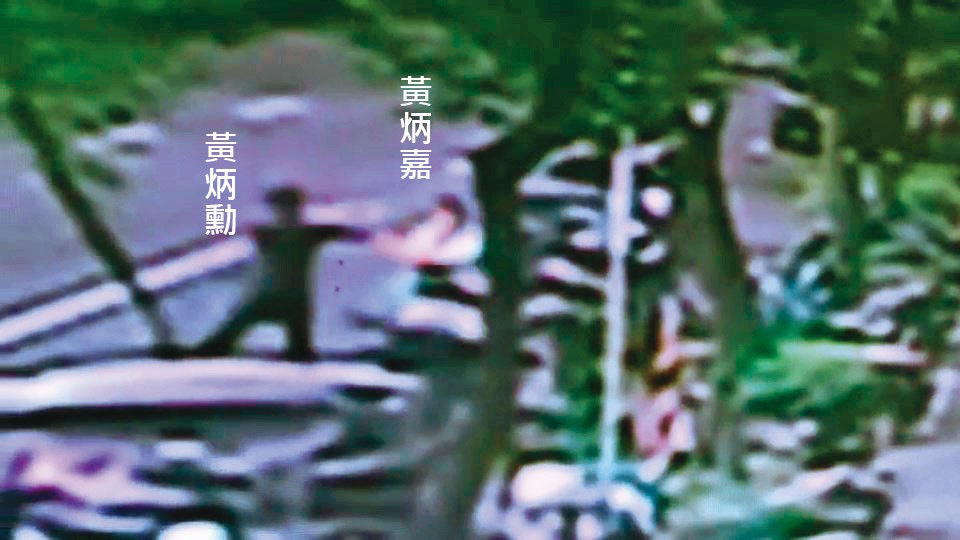 黃炳嘉先以鎮暴槍射擊弟弟黃炳勳的名車,後持鋁棒毆打弟弟。(讀者提供)