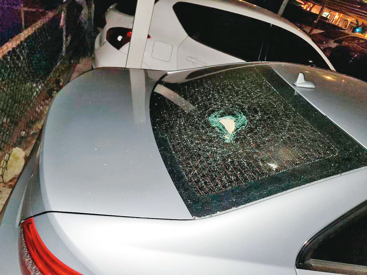 黃炳勳的賓士車玻璃被人砸毀，監視器拍到哥哥黃炳嘉曾出現在現場。（讀者提供）