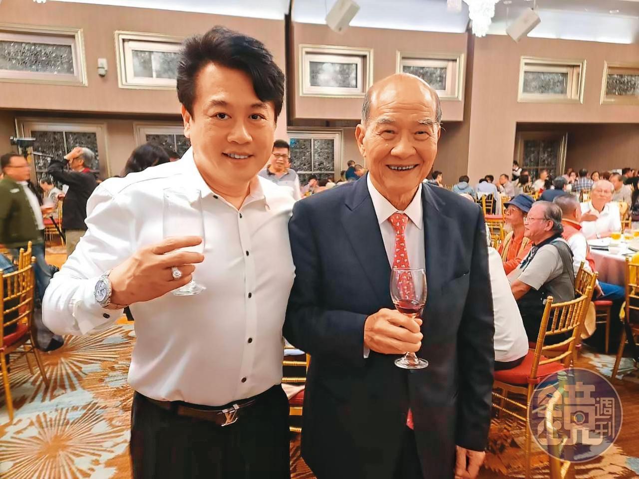 黃炳勳（左）有骨科專長，曾到世界各地義診，結識不少名人。右為前台聯黨主席黃昆輝。（讀者提供）