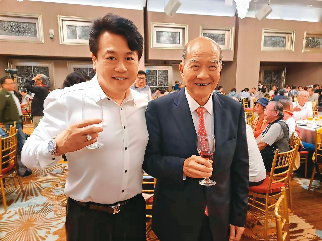 黃炳勳（左）有骨科專長，曾到世界各地義診，結識不少名人。右為前台聯黨主席黃昆輝。（讀者提供）