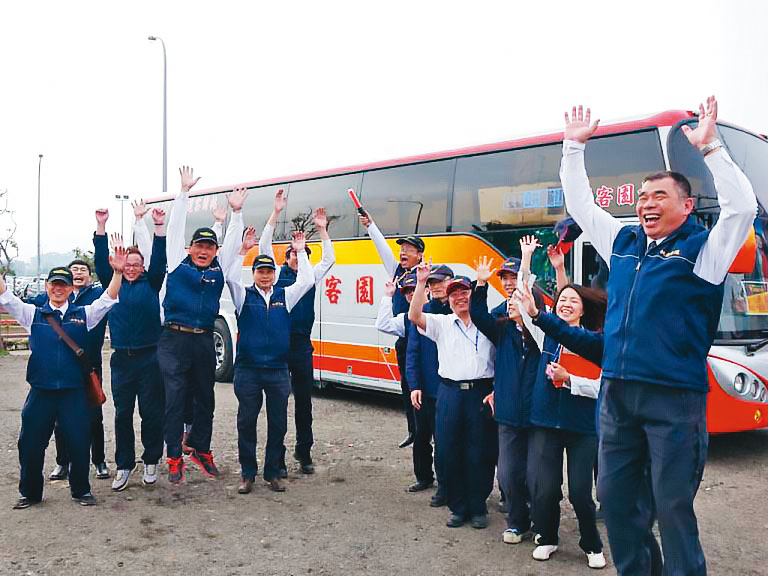 桃園客運公司驚傳暴力事件，警方介入偵辦。圖中員工與暴力事件無關。（翻攝桃園市觀光旅遊發展協會官網）