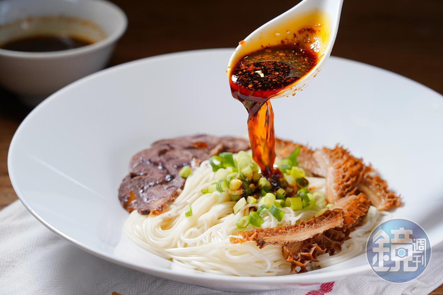以香麻小辣取勝的椒麻醬,調入醬油後,再淋進滷味和乾麵,是老闆最推薦的吃法。