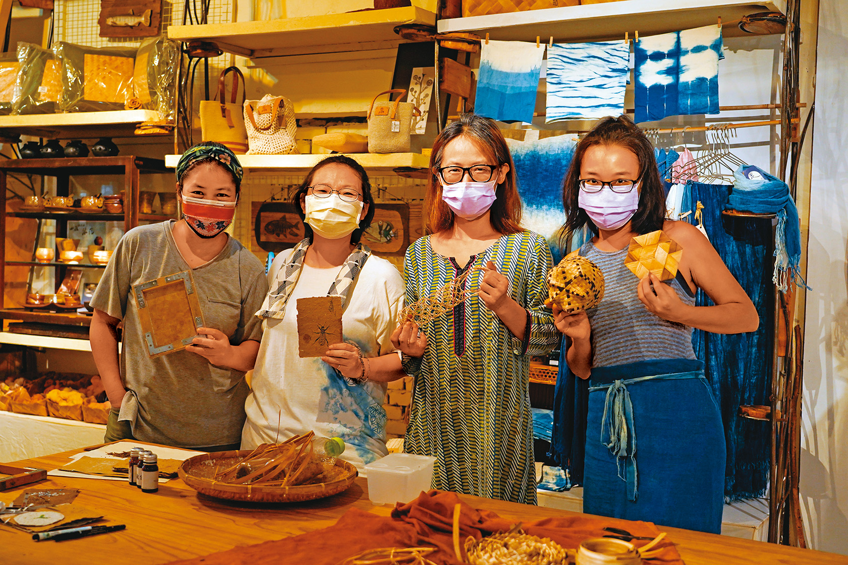 A-vi（左起）、伍拾、瑞玉、Spin來自台灣各地，最後不約而同選擇在都蘭 落腳，一起開創了「都興隆」。