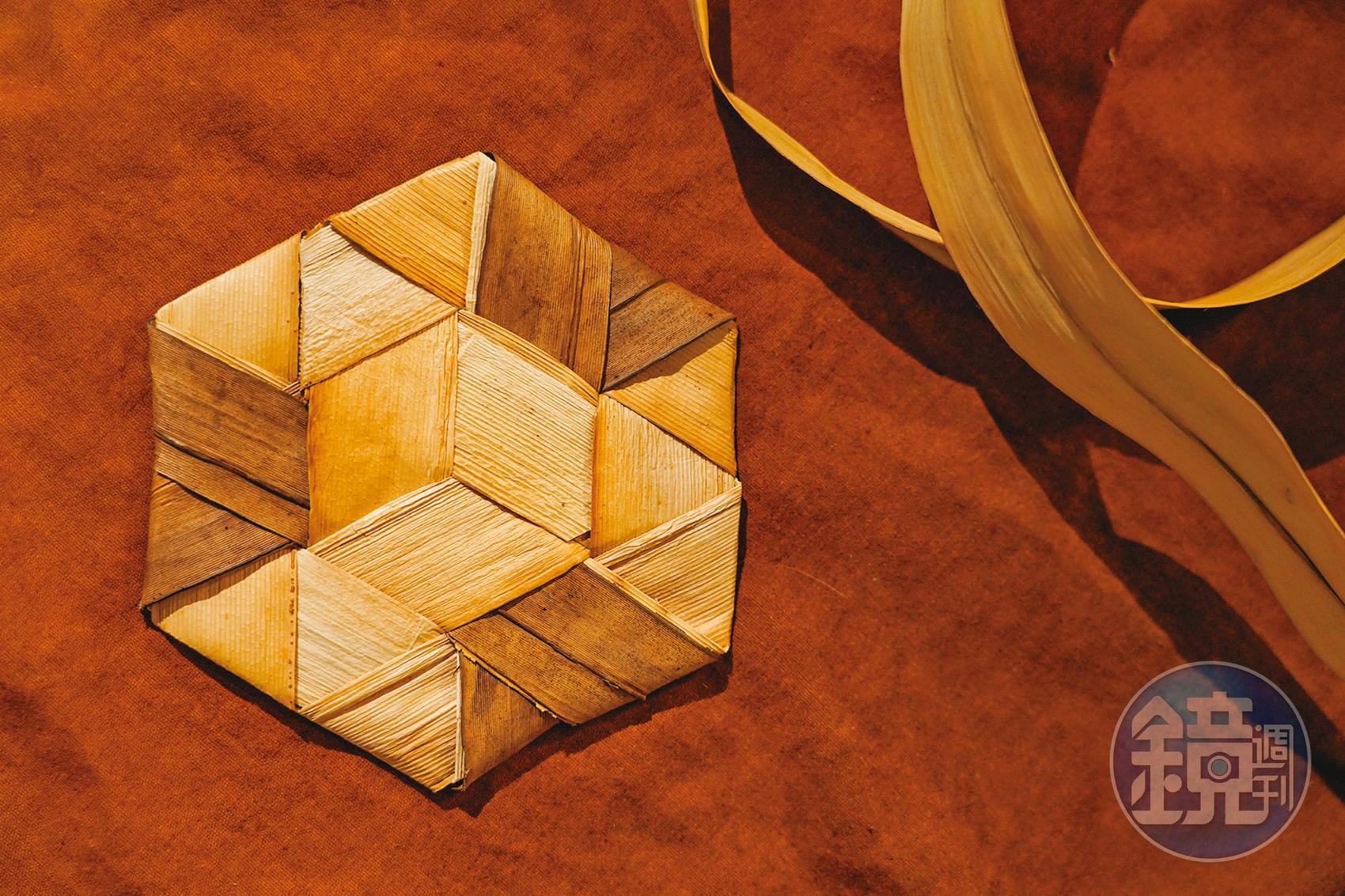 最基本的林投編織體驗從杯墊開始。