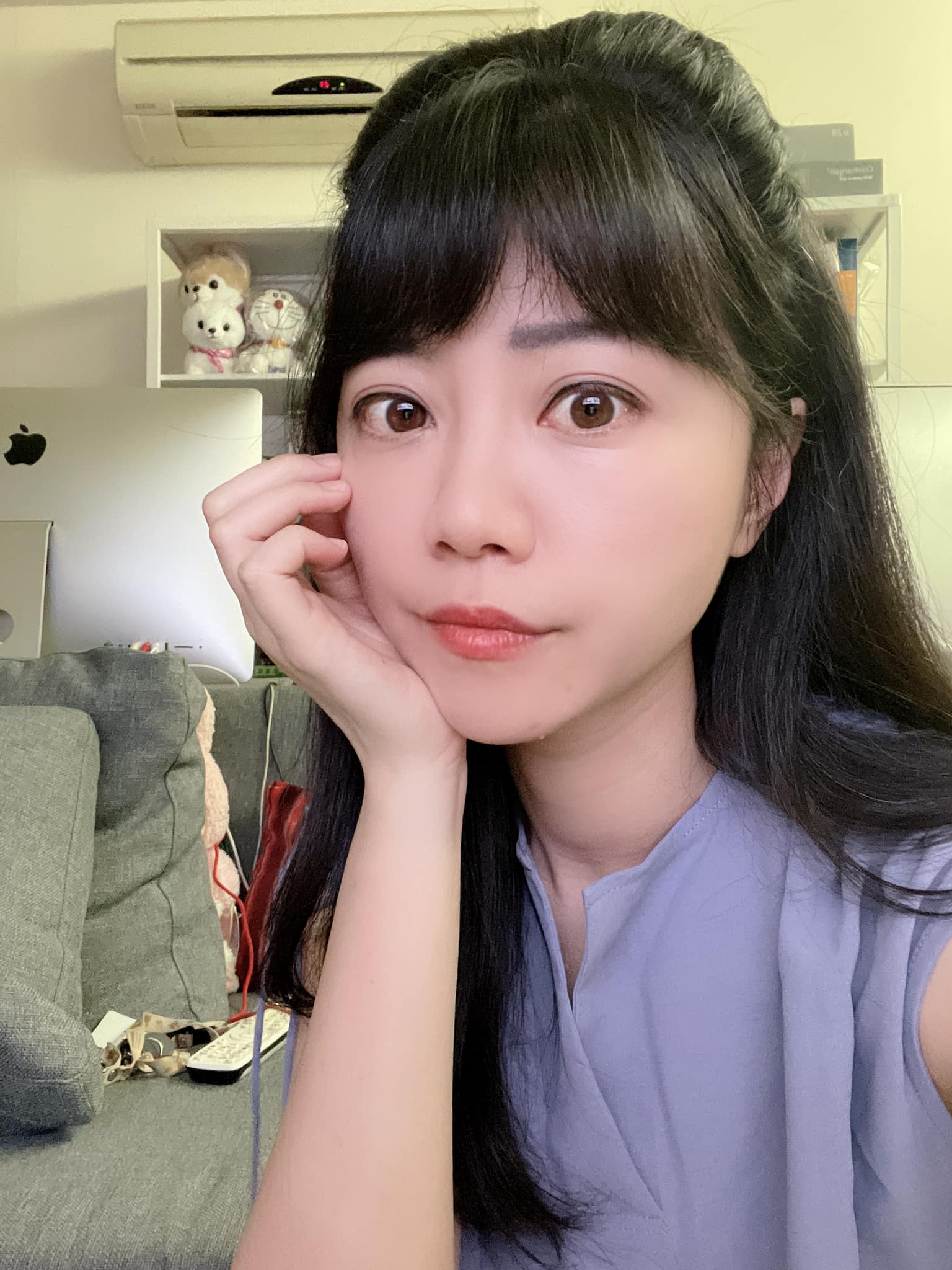高嘉瑜PO出自拍照稱「打完高端第二天,目前一切正常,早上起床特有精神,考試都考100分了!」(翻攝高嘉瑜臉書)