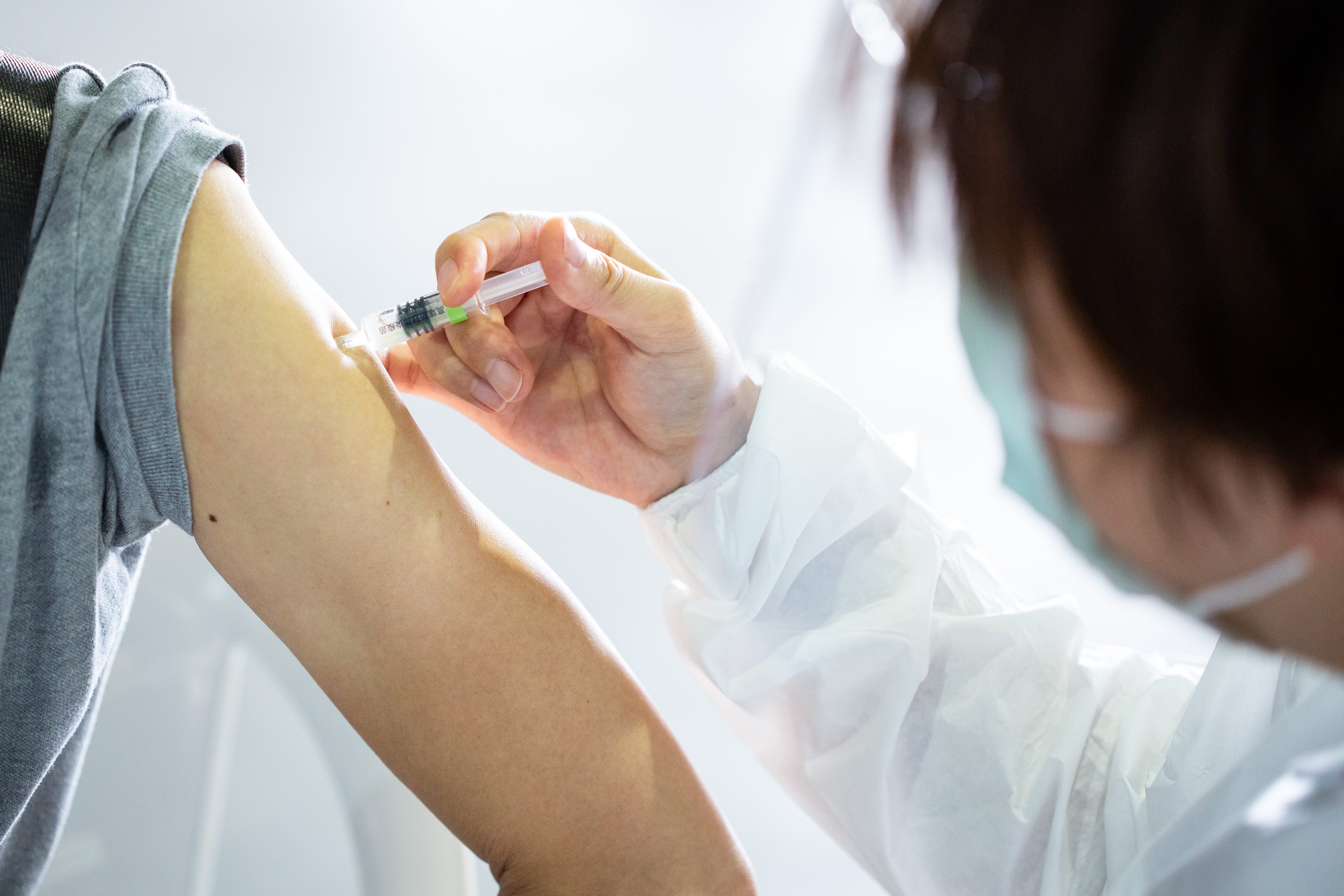 桃園市前議員王浩宇表示，高端疫苗施打完後幾乎沒有什麼疼痛感，是因為使用成本昂貴的「25號極細針頭」。（本刊資料照）