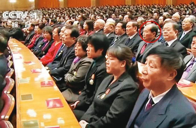 沈國禎(紅圈者)在2016年間與三十多名退將赴中國北京人民大會堂聆聽中共總書記習近平演說,引爆叛將爭議至今。(翻攝CCTV)
