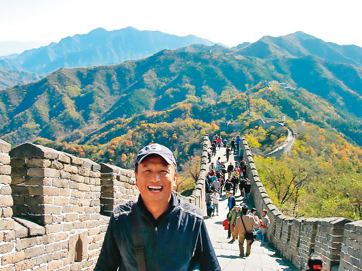 陳孝華退役後仍相當活躍，除了經常前往中國打球，還赴中國長城等地旅遊。（翻攝臉書）