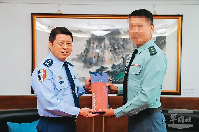 空軍二級上將張哲平(左)因遭共諜頻頻接觸,錯失參謀總長寶座,改任毫無兵力實權的國防大學校長待退。(軍聞社提供)