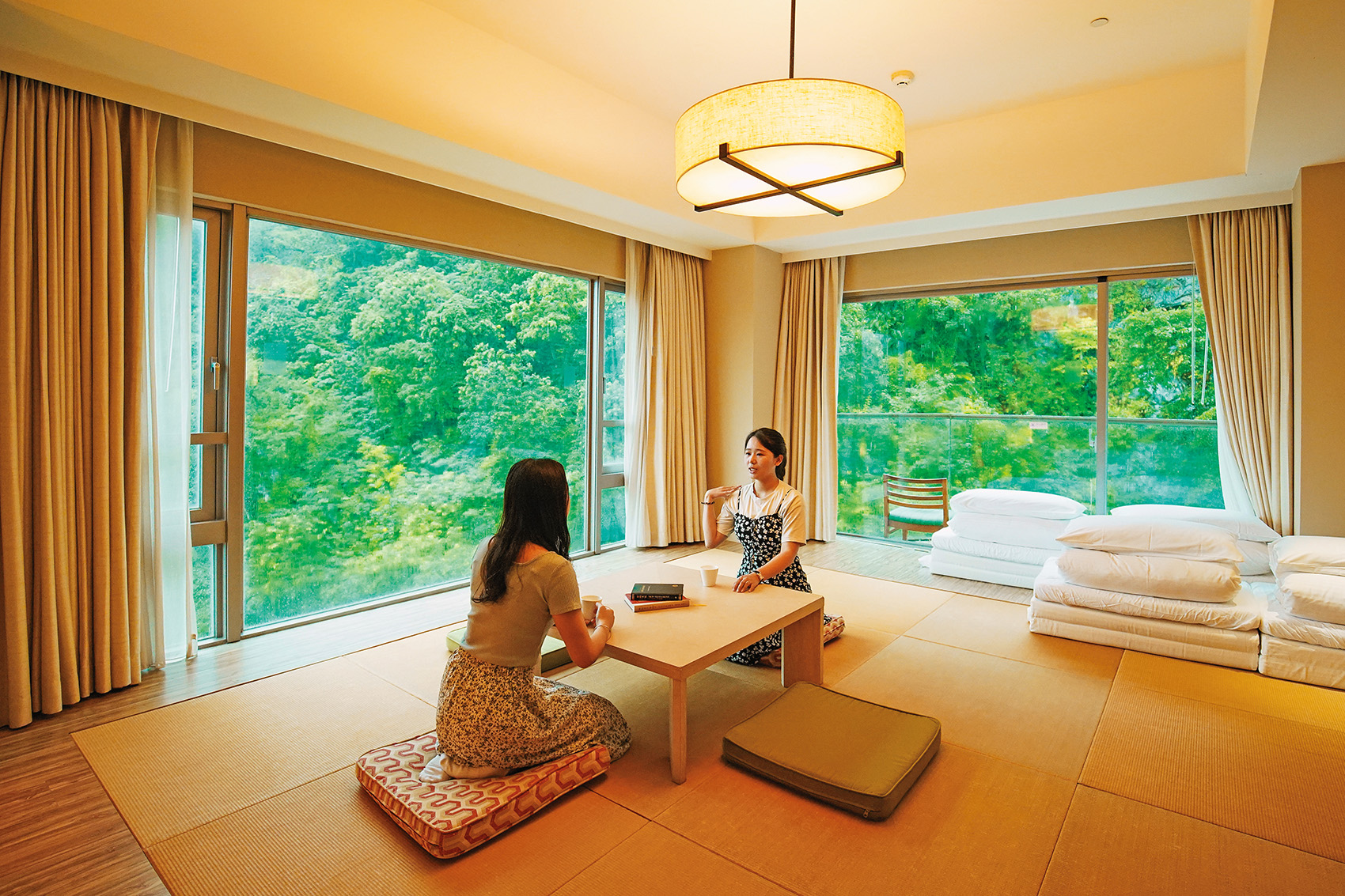 座落邊間的「麗景和風家庭房」，從兩面大落地窗看出去的景緻，讓人彷彿置身日本溫泉度假區。