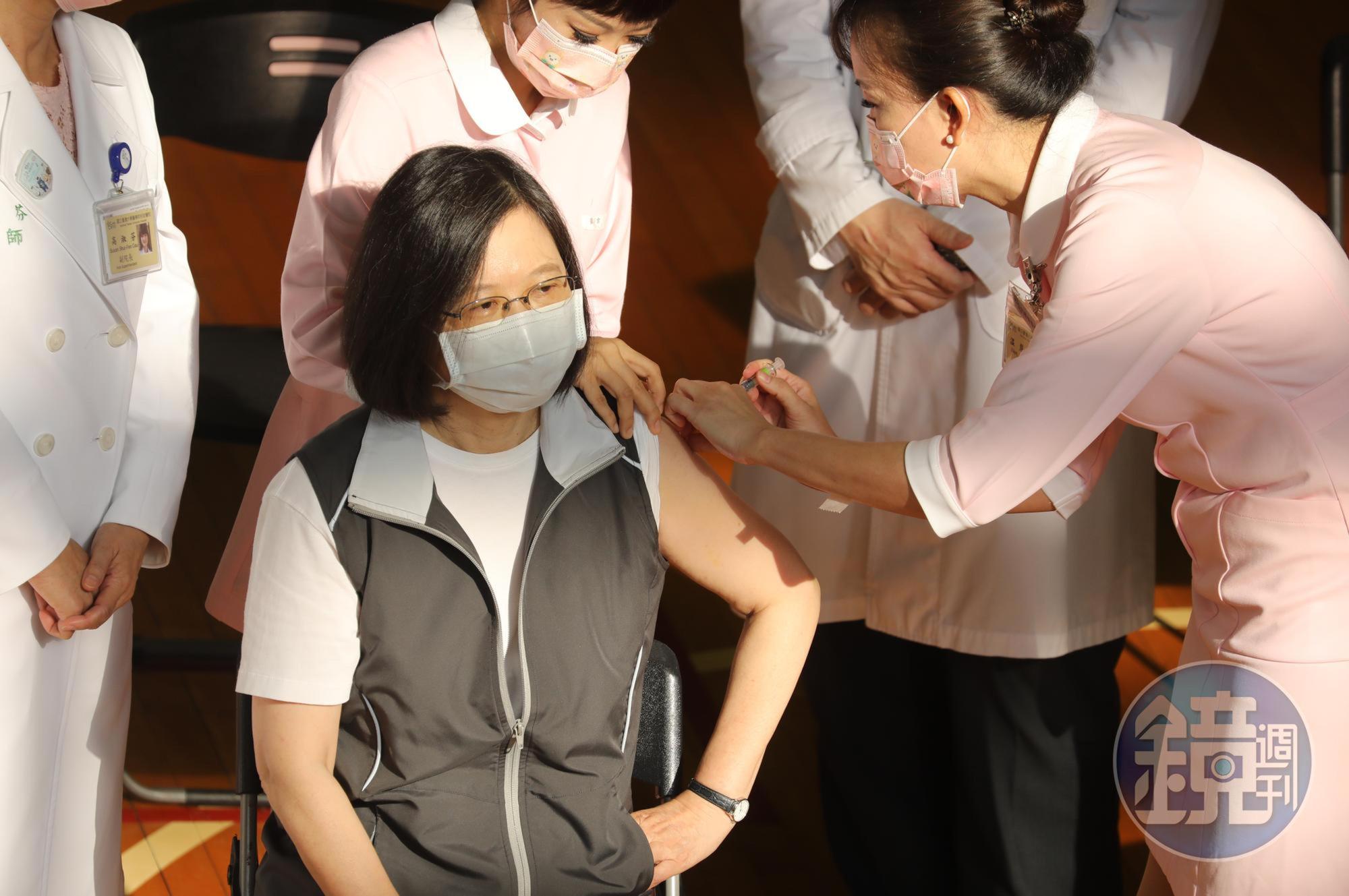 為鼓勵台灣民眾踴躍接種疫苗，蔡英文昨天到醫院帶頭接種國產高端疫苗。（本刊資料照）