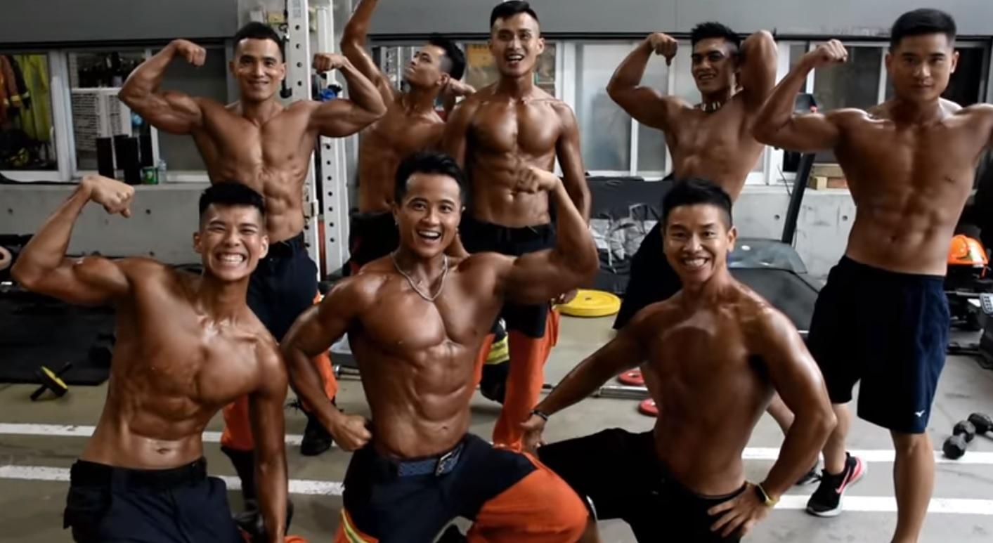 8位消防猛男露出黝黑又結實的身材,對鏡頭大方展現訓練有成的肌肉。(翻攝北海黃德清臉書)