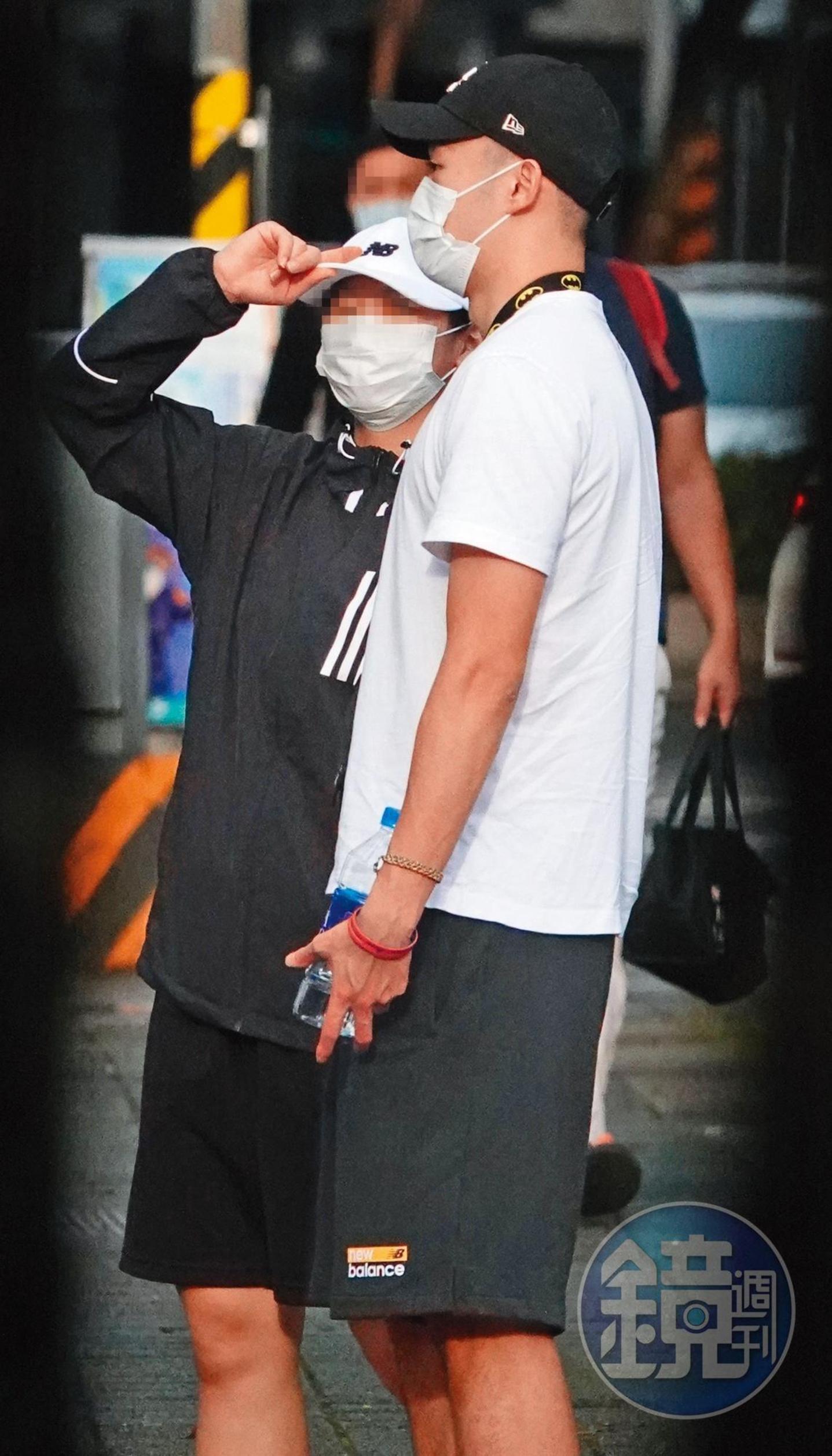 8月18日16：58，王齊麟（右）跟女友（左）雖然雙雙戴著口罩看不太到表情，不過肢體動作相當親暱。