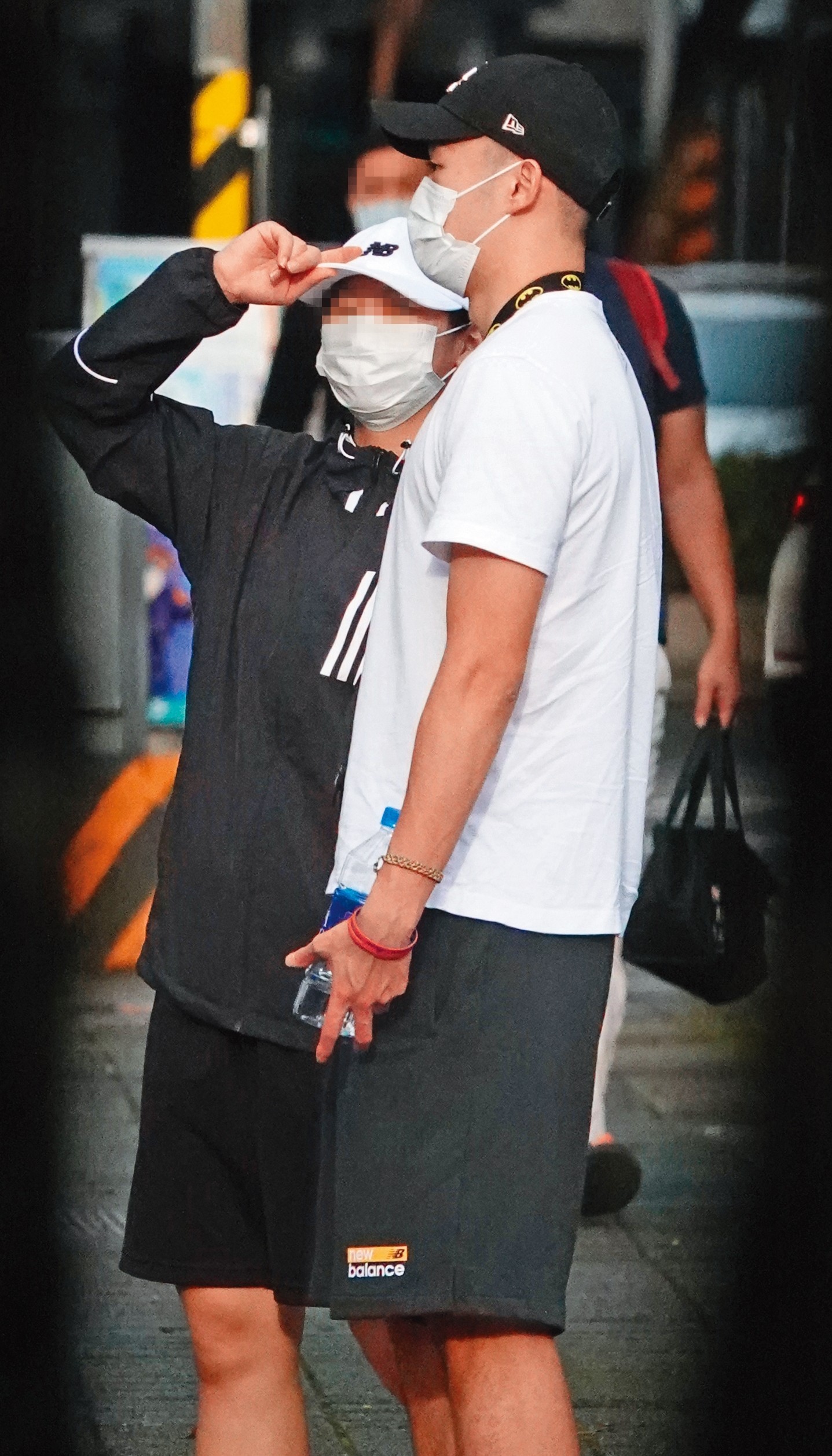 8月18日16：58，王齊麟（右）跟女友（左）雖然雙雙戴著口罩看不太到表情，不過肢體動作相當親暱。