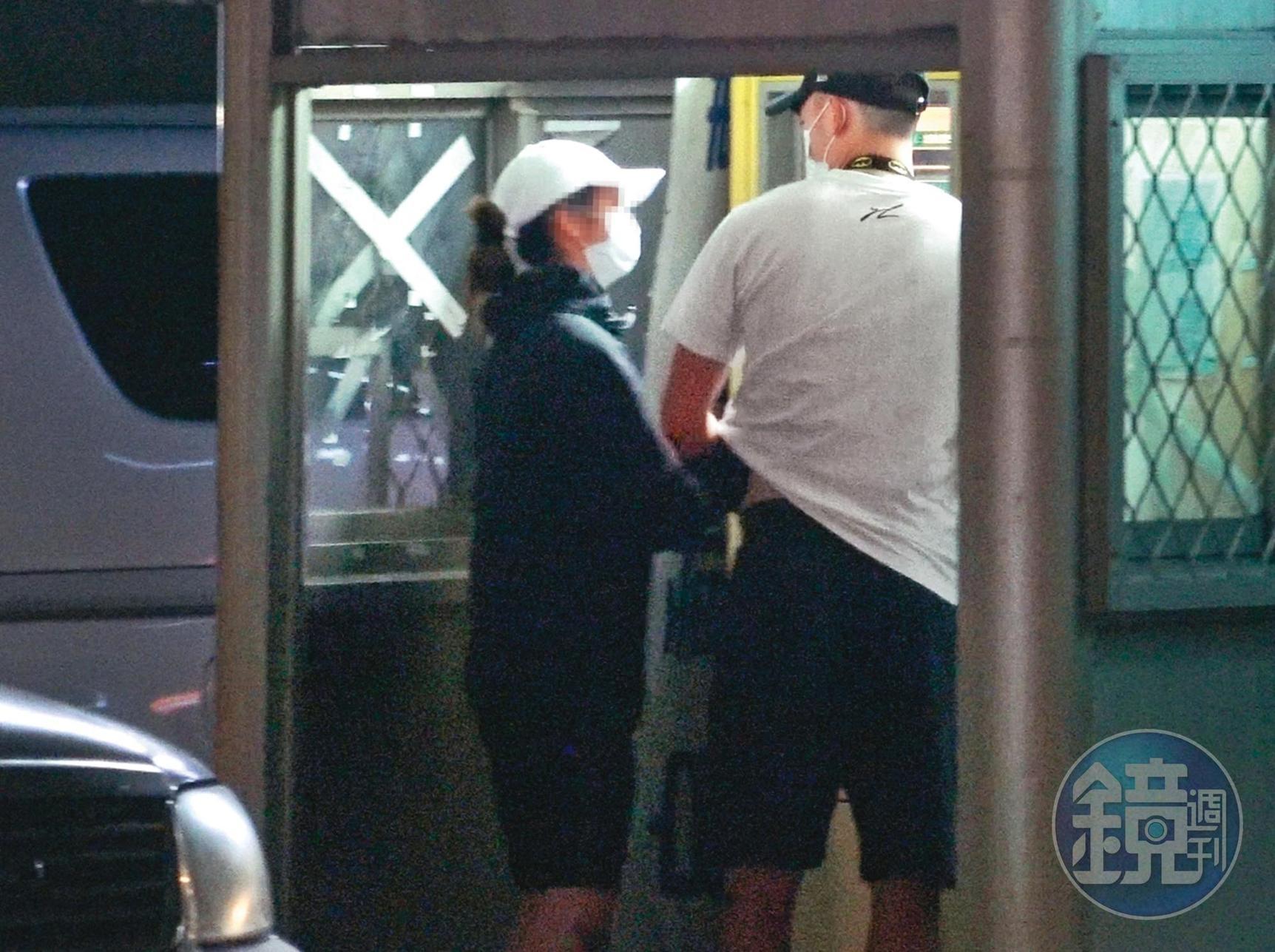 19：36，不僅輕拍屁屁，女友還把手伸進王齊麟的衣服裡頭，可見她的個性也頗活潑。