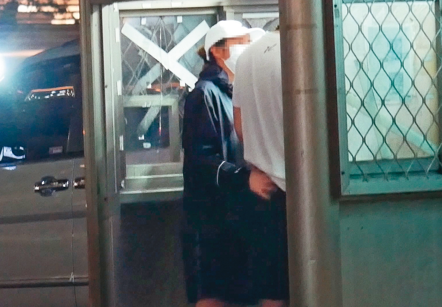 19：35，到停車場取車繳費時，女友輕輕拍了王齊麟的屁股，互動就如小情侶般俏皮。