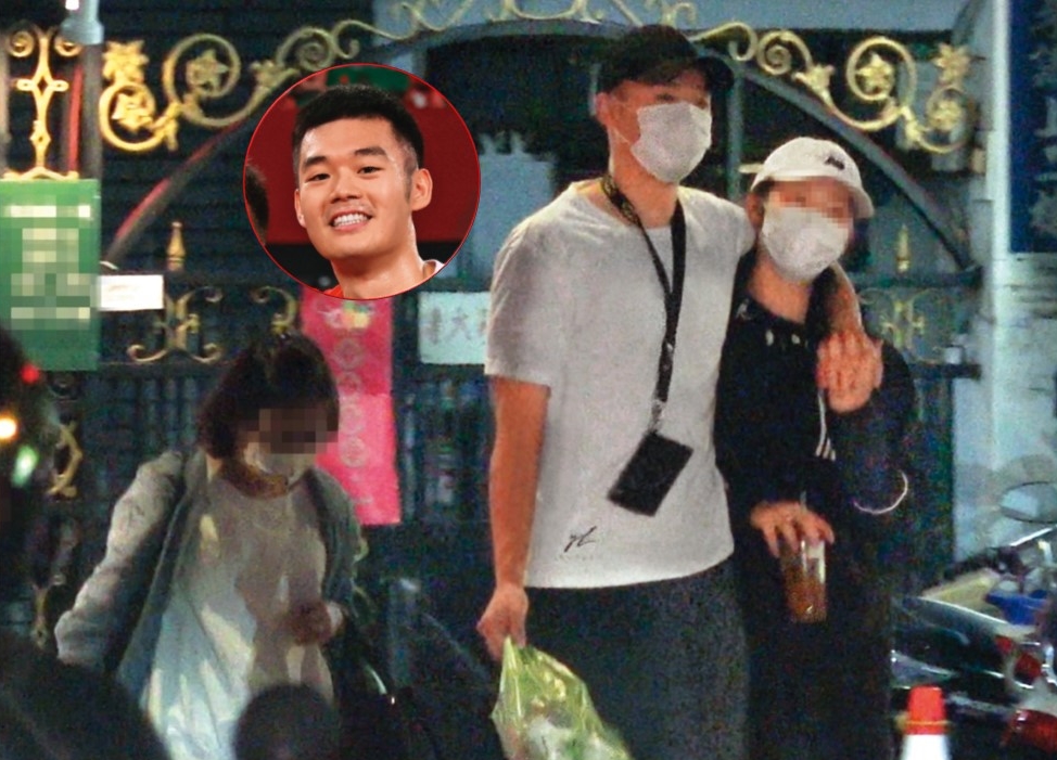 8月18日19：30，除了牽手之外，王齊麟後來緊緊摟住女友的肩，畫面顯得濃情蜜意。