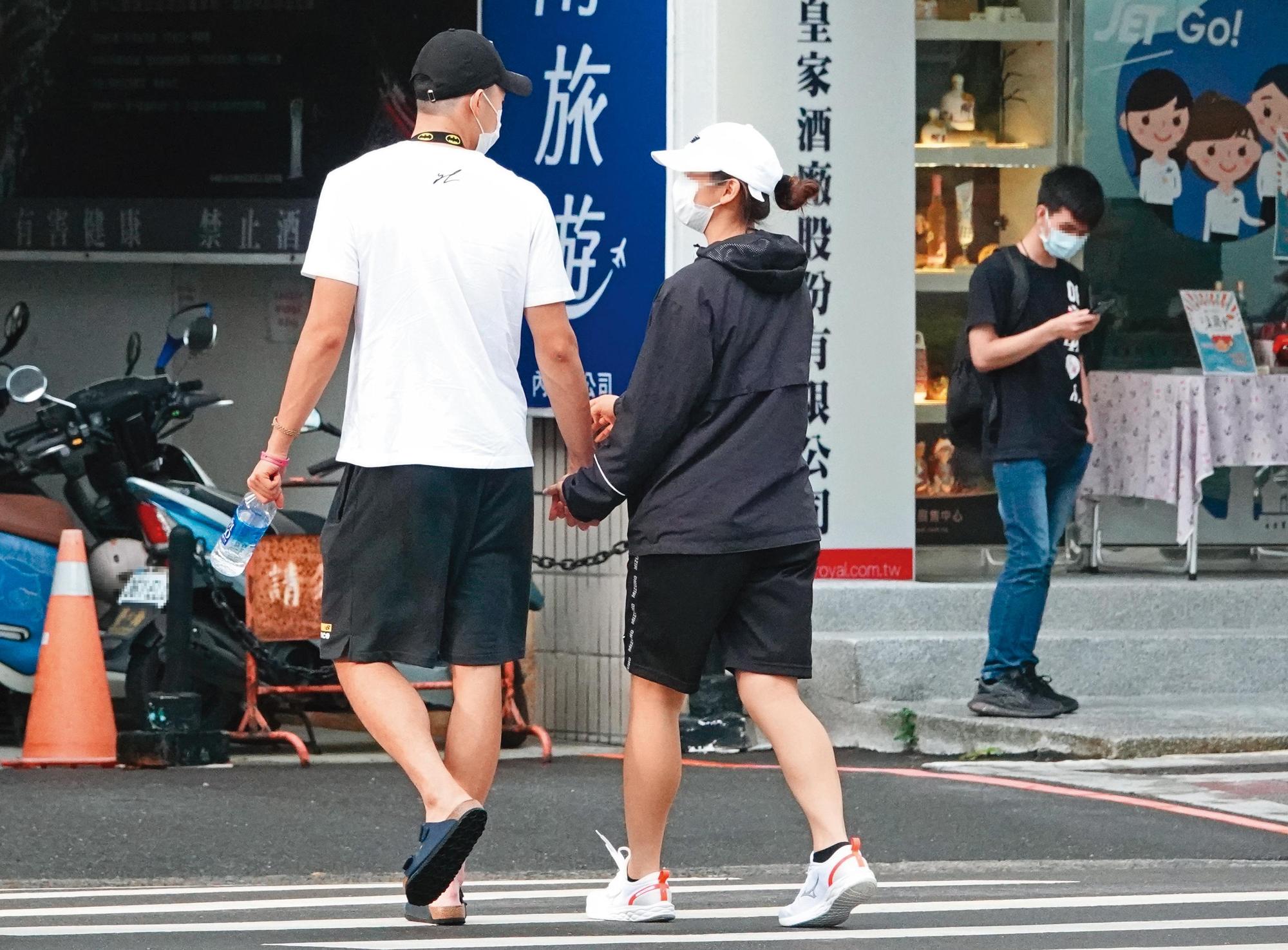 16：59，過馬路時，王齊麟緊緊牽住女友的手，可見小別勝新婚。