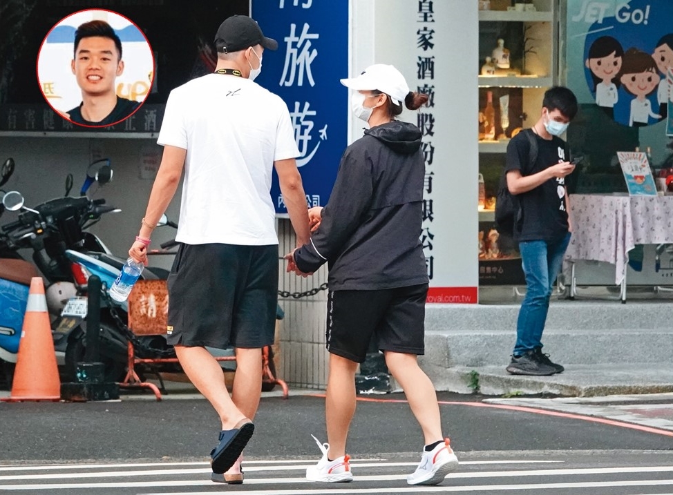 8月18日16：59，過馬路時，王齊麟緊緊牽住女友的手，可見小別勝新婚。