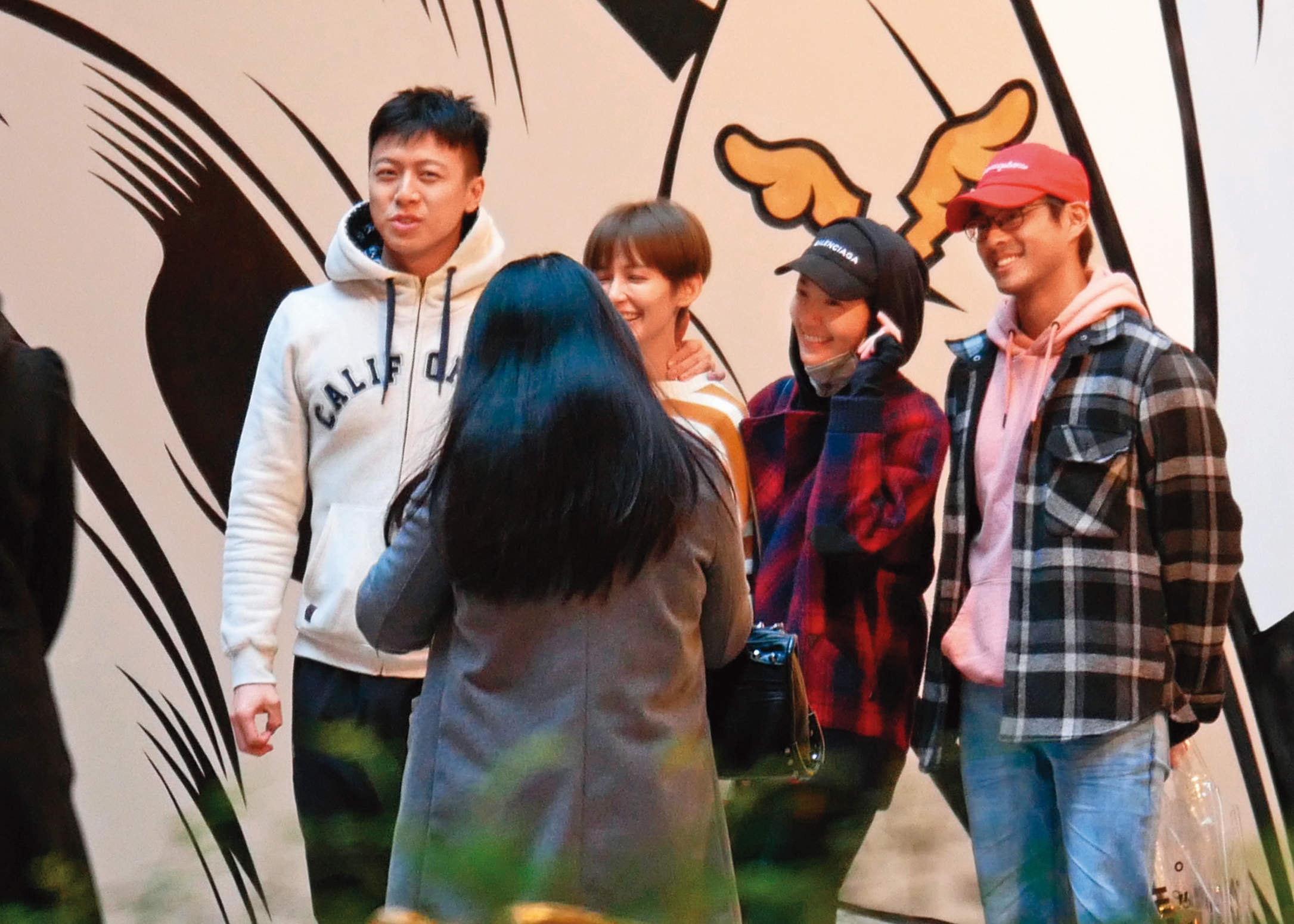 郭雪芙（右二）與孫其君（右一）在下戲後互動頻繁，還穿起情侶裝與友人聚首。