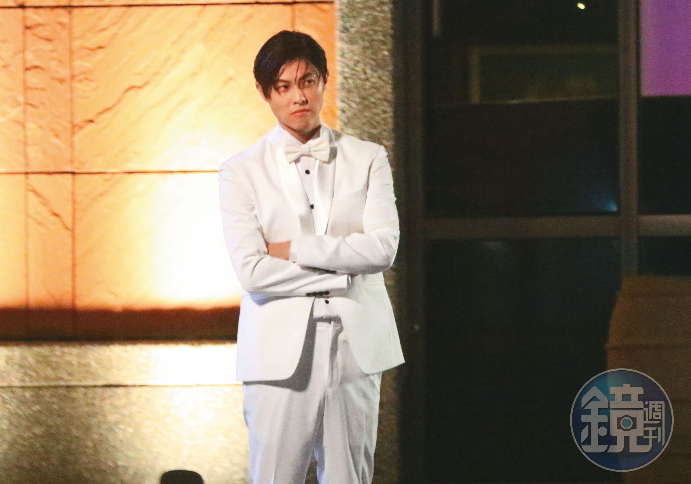 8/18 19:30 王子邱勝翊為了拍攝電影《山中森林》，換上一身白色西裝帥氣登場。