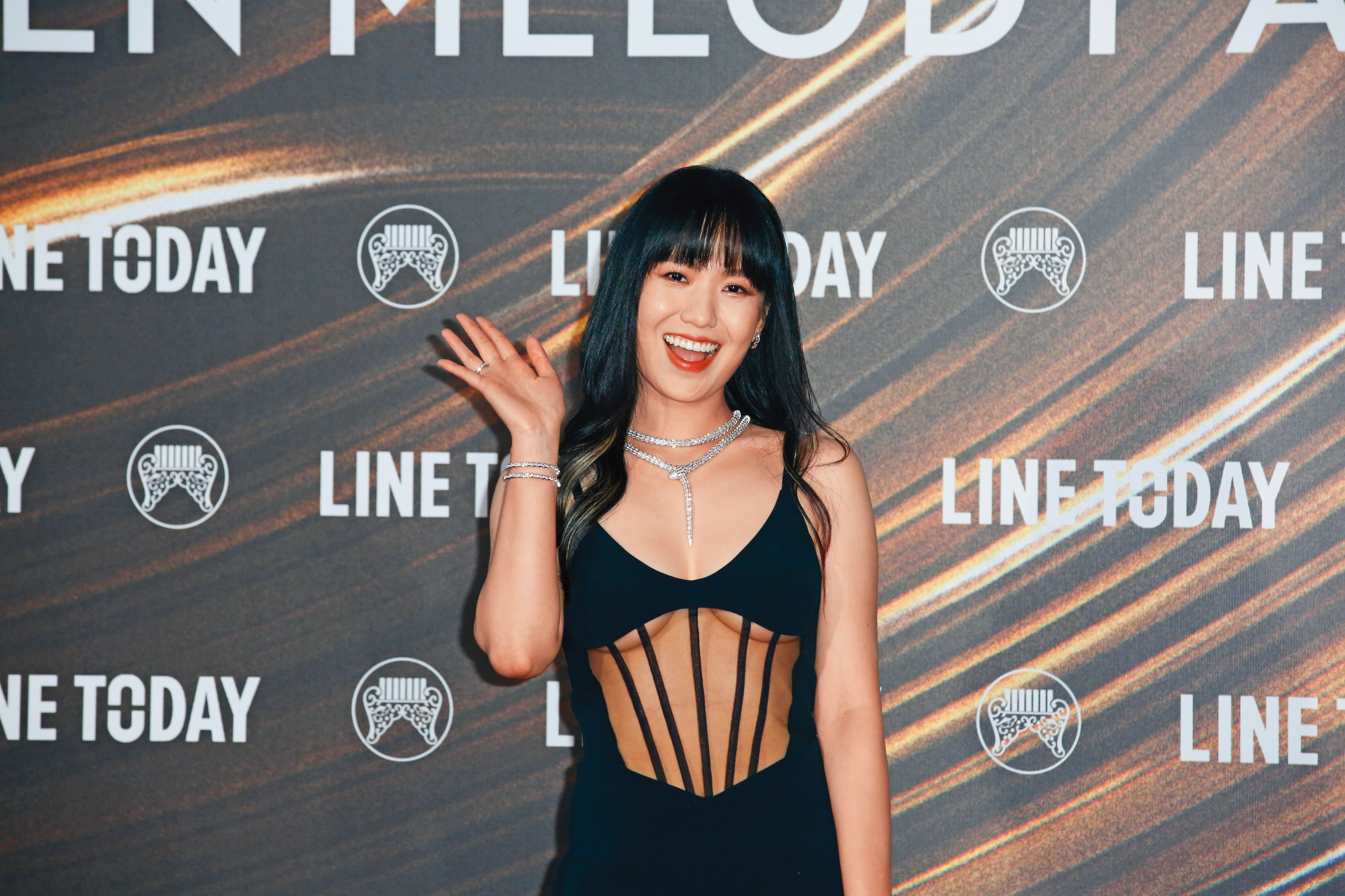 孫盛希穿著David Koma馬甲禮服，嫩乳「南半球」全解放，我很單純，所以我推。