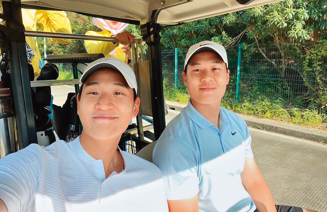 周興哲（左）自曝是「弟控」，  霸氣幫小弟James（右）辦副卡任刷，兩人的五官根本是複製、貼上。（翻攝自周興哲IG）