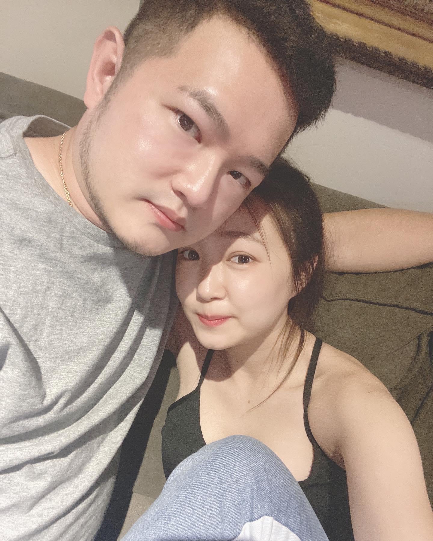 ㄚ頭（右）去年嫁給前警政署長王卓鈞之子王惟立（左）。（翻攝自ㄚ頭臉書）