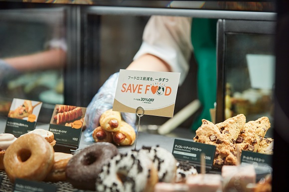 日本星巴克各店鋪在折扣時間開始時,會在食品櫃放上「SAVE FOOD」的立牌,同時期望消費者能加深珍惜食物的觀念。(翻攝自starbucks.co.jp)