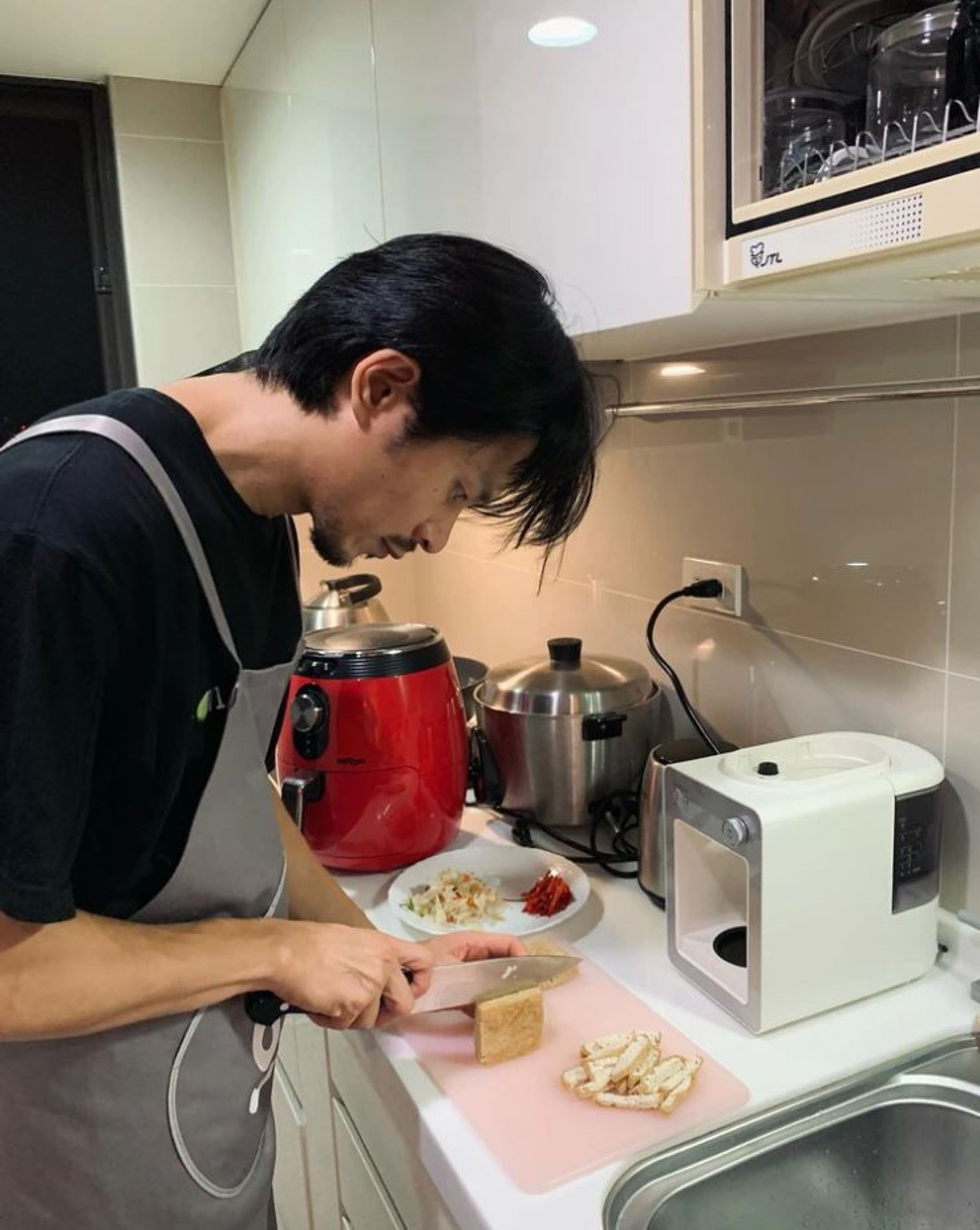 姚淳耀照著食譜認真切菜。（翻攝姚淳耀臉書）