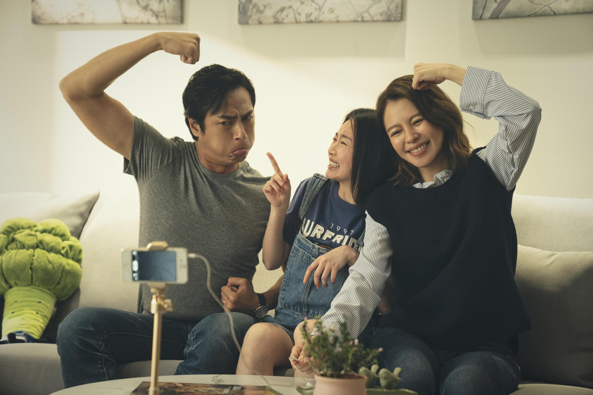 莊凱勛劇中與徐若瑄組CP，中為喬媛湲。（Warner Media提供）
