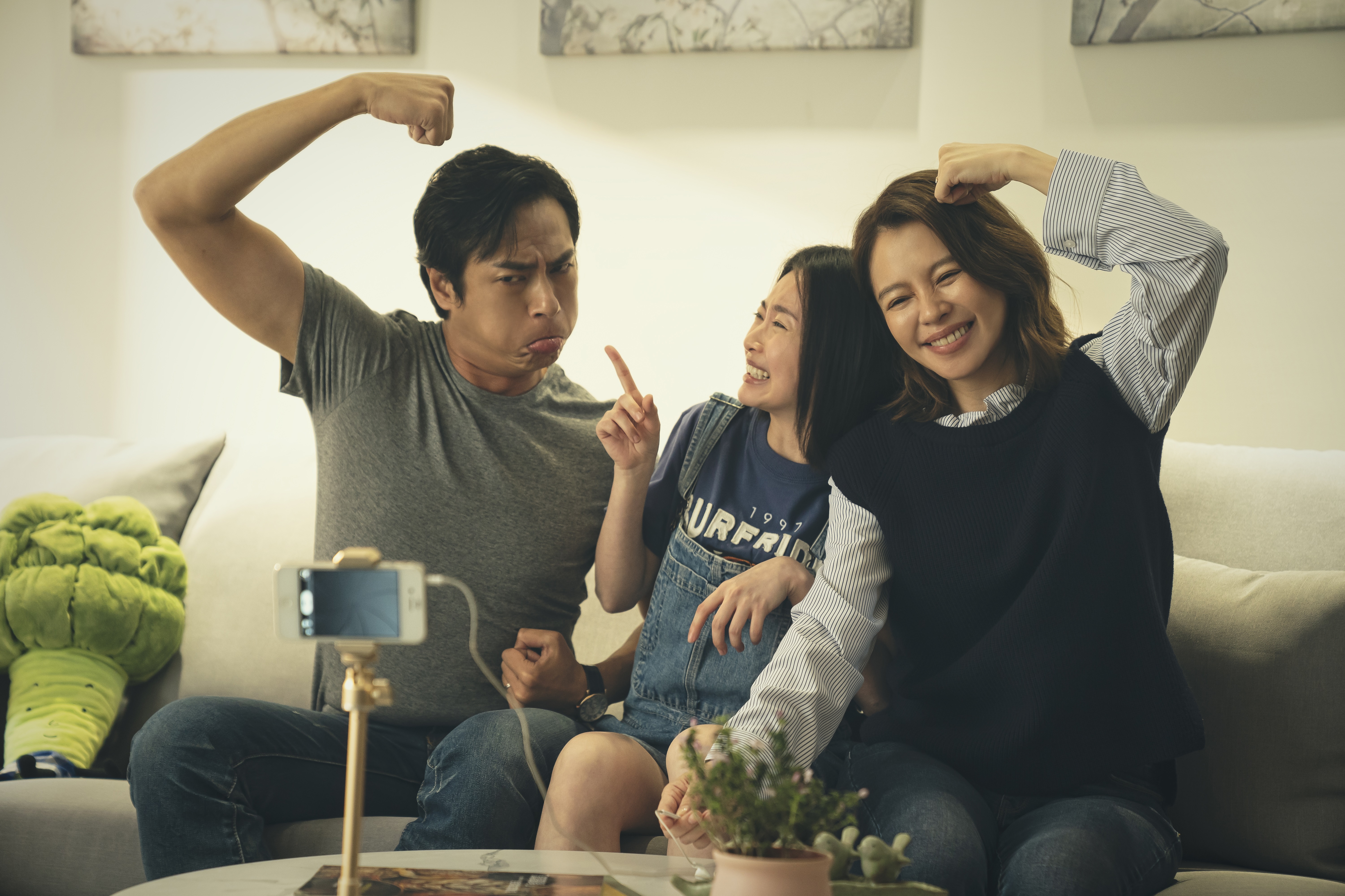 莊凱勛劇中與徐若瑄組CP，中為喬媛湲。（Warner Media提供）