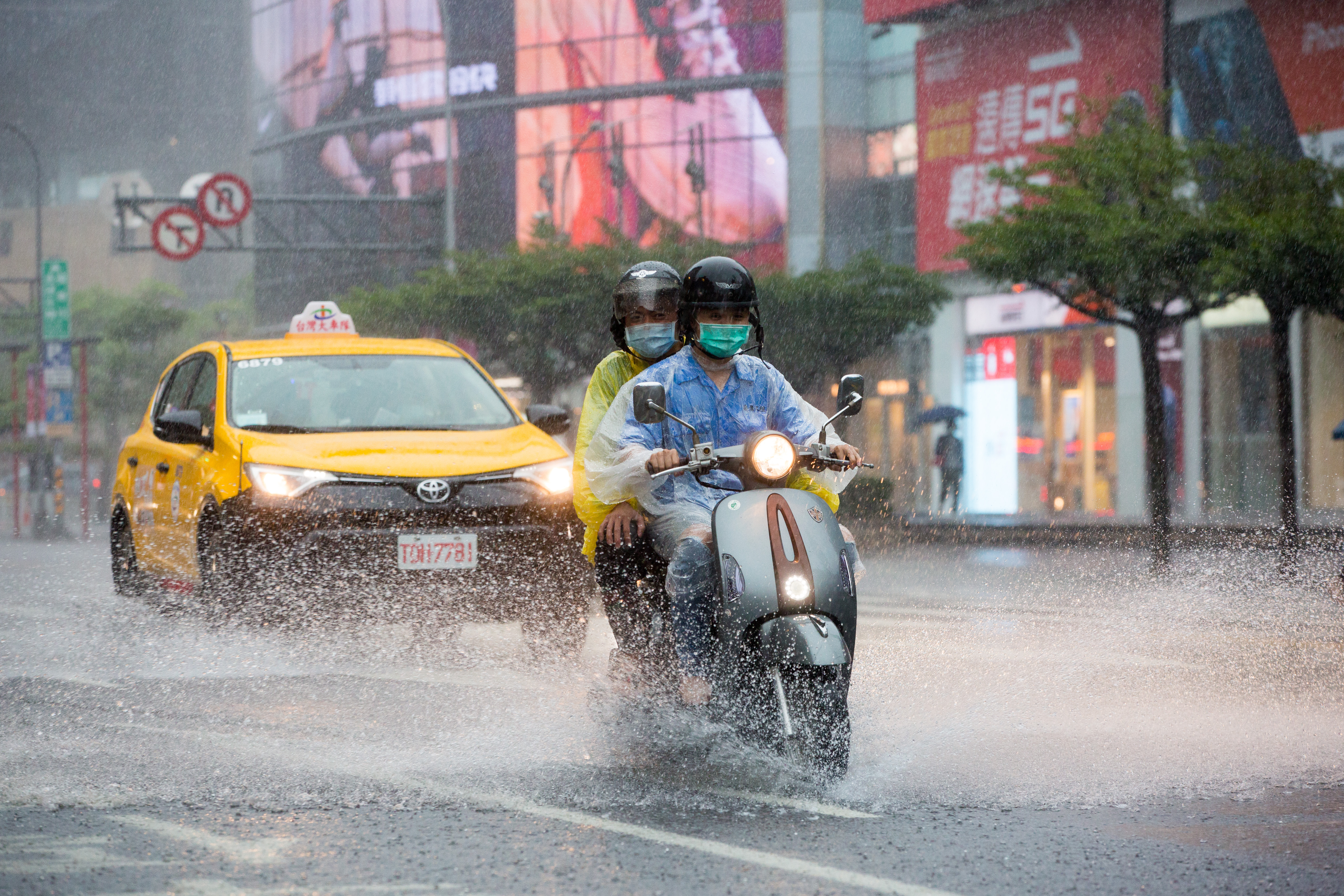 氣象局金日針對16縣市發布豪、大雨特報。(本刊資料照)