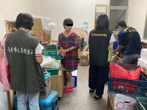 台南市衛生局稽查市內逾百處,揪出2案違法豬肉製品。(台南市動保處提供)