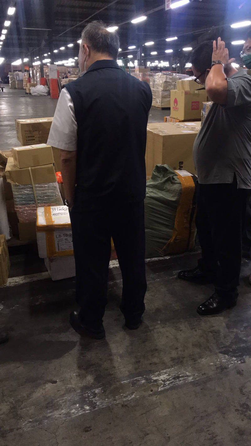 局長蔡蒼柏率隊到大雅貨運中心查緝嫌犯從越南郵寄的包裹。（警方提供）