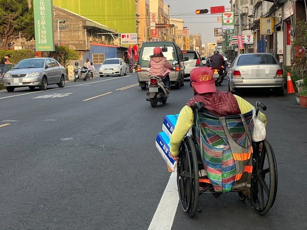 「外國倫看台灣」揭露台灣的交通亂象,獲得網友一片肯定。(翻攝外國倫看台灣臉書)