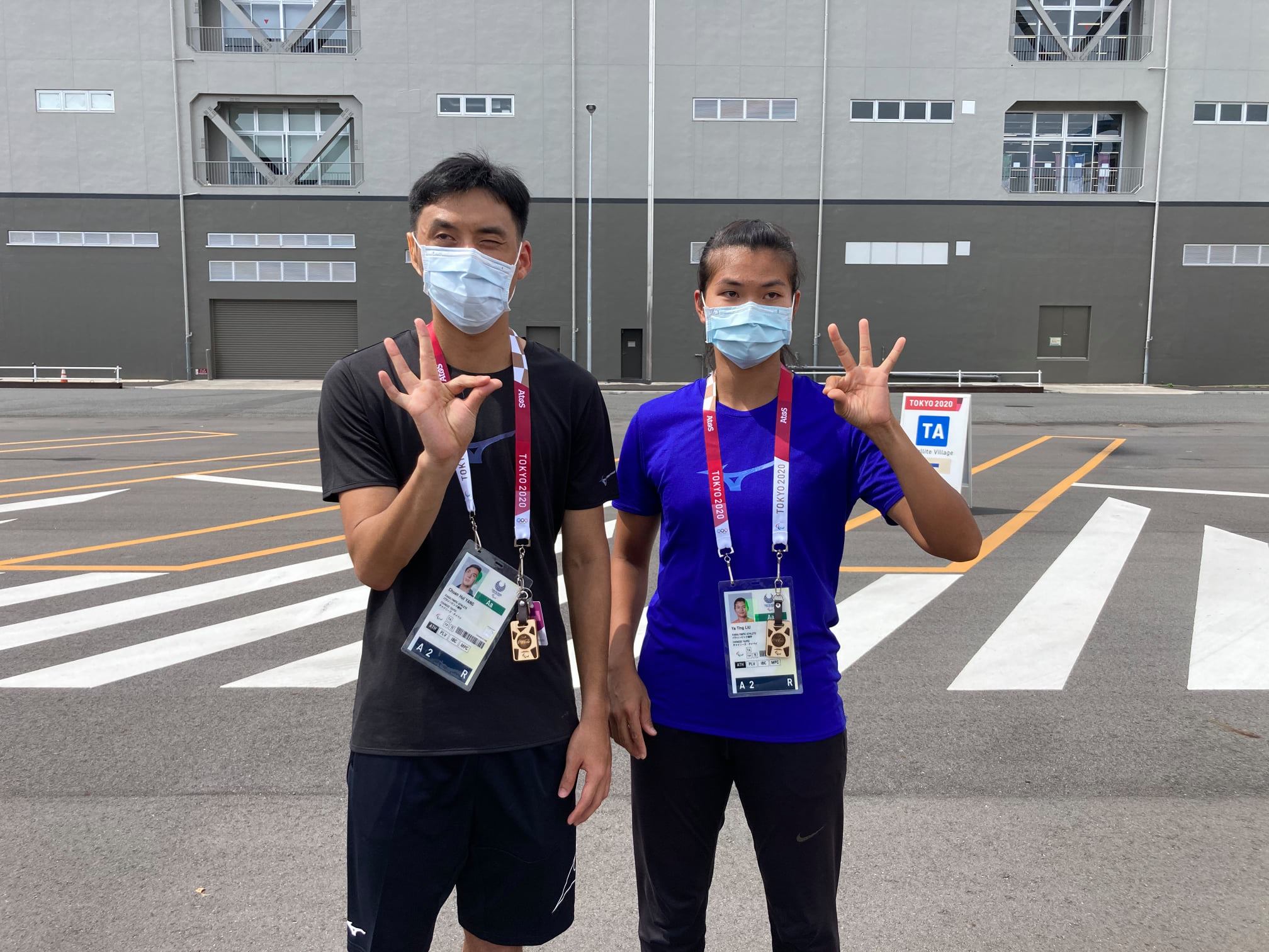 東京帕運將在今日晚間登場，我國代表隊由視障田徑選手楊川輝（左）與劉雅婷（右）擔任掌旗官。（翻攝自中華民國殘障體育運動總會臉書）