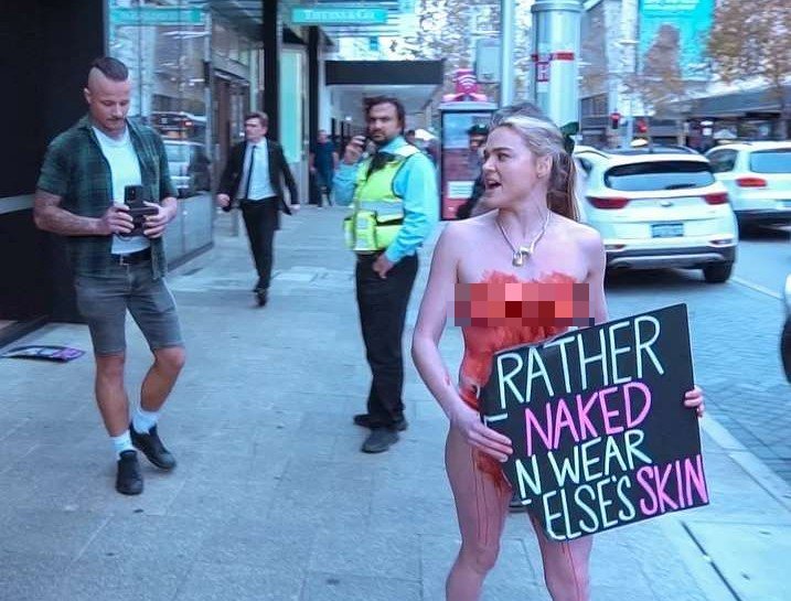 日前譚希（右）闖進一間路易威登精品店，與店員和顧客發生口角。（翻攝Tash Peterson IG）