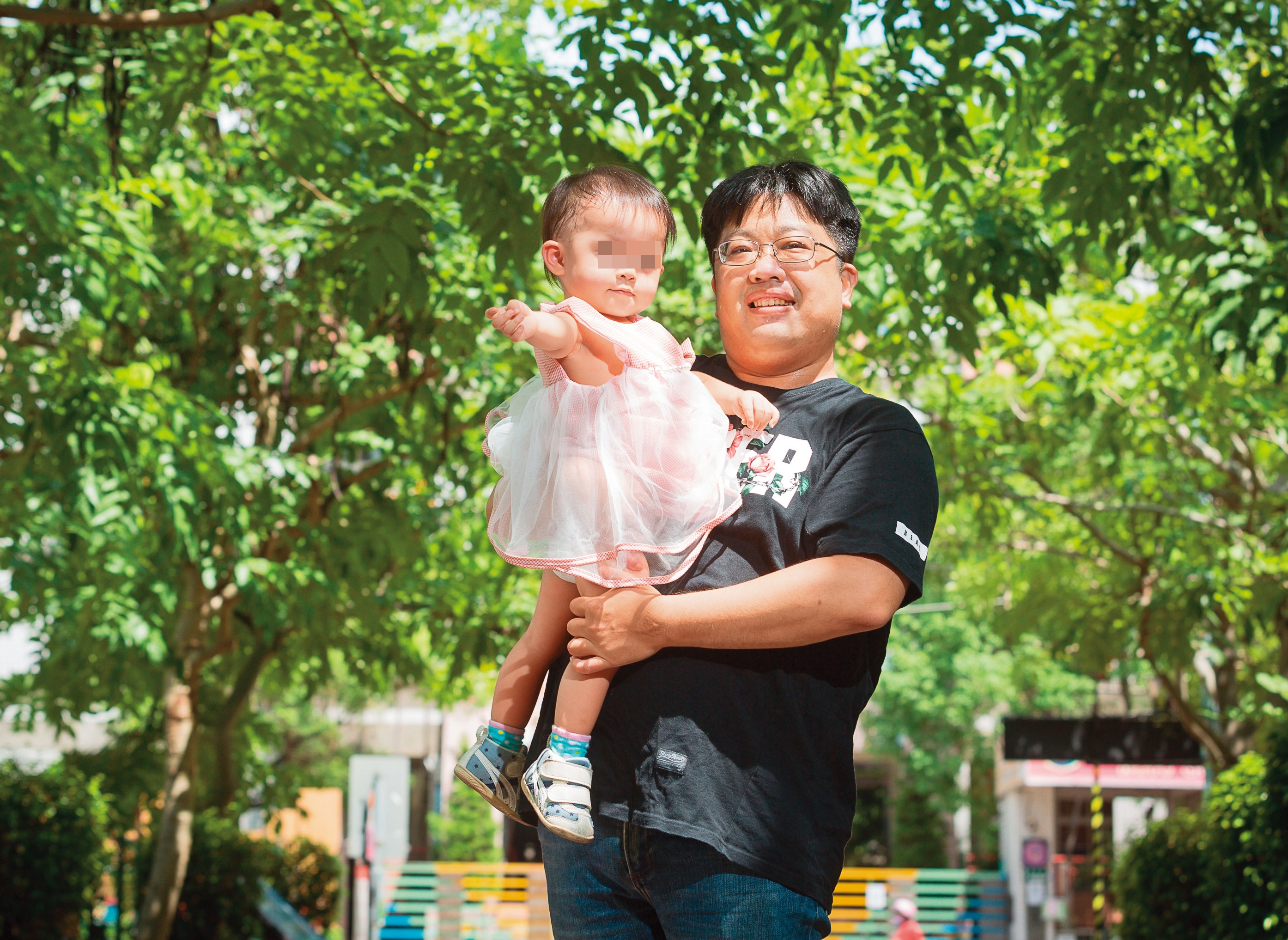 41歲的顏竹軒已離開職場,成為全職奶爸,靠的是簡單投資ETF這一招。