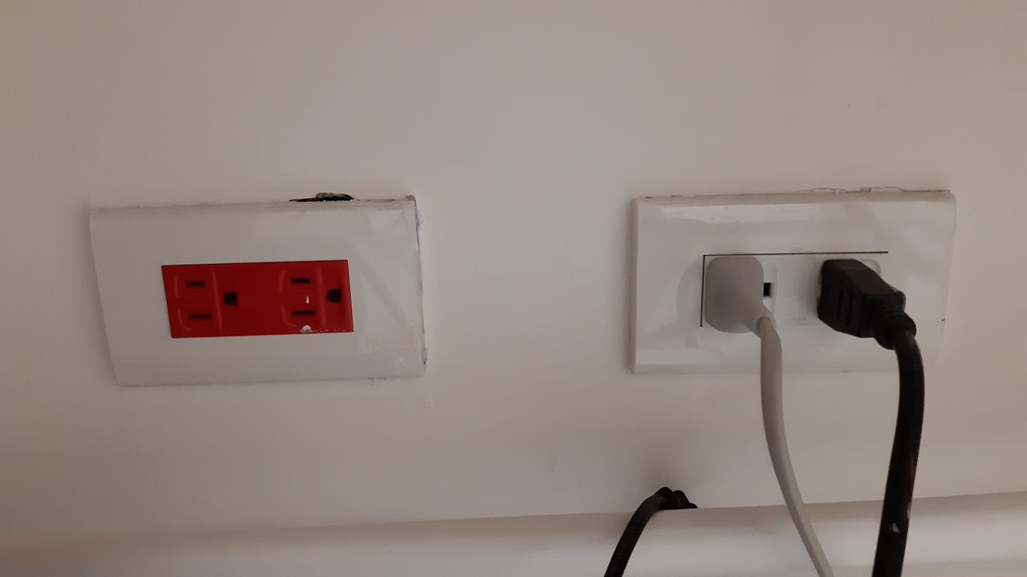 有網友發現家中有一座紅色插座，讓他相當好奇功用為何。（翻攝自裝潢DIY研究室）