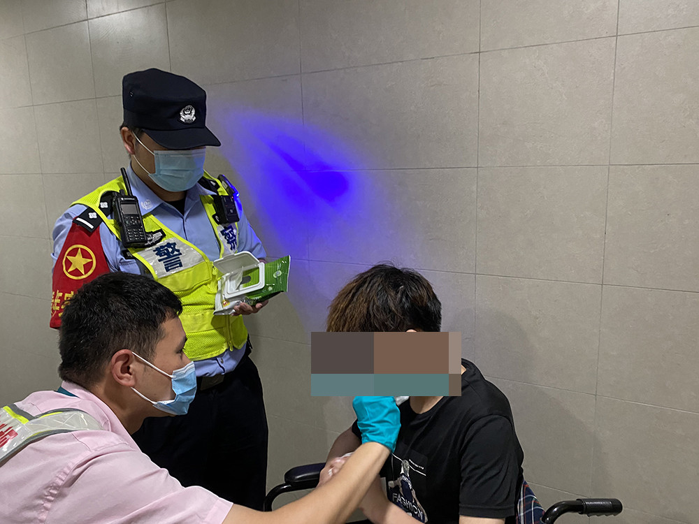 站務人員先替男子進行簡單的包紮。(翻攝搜狐)