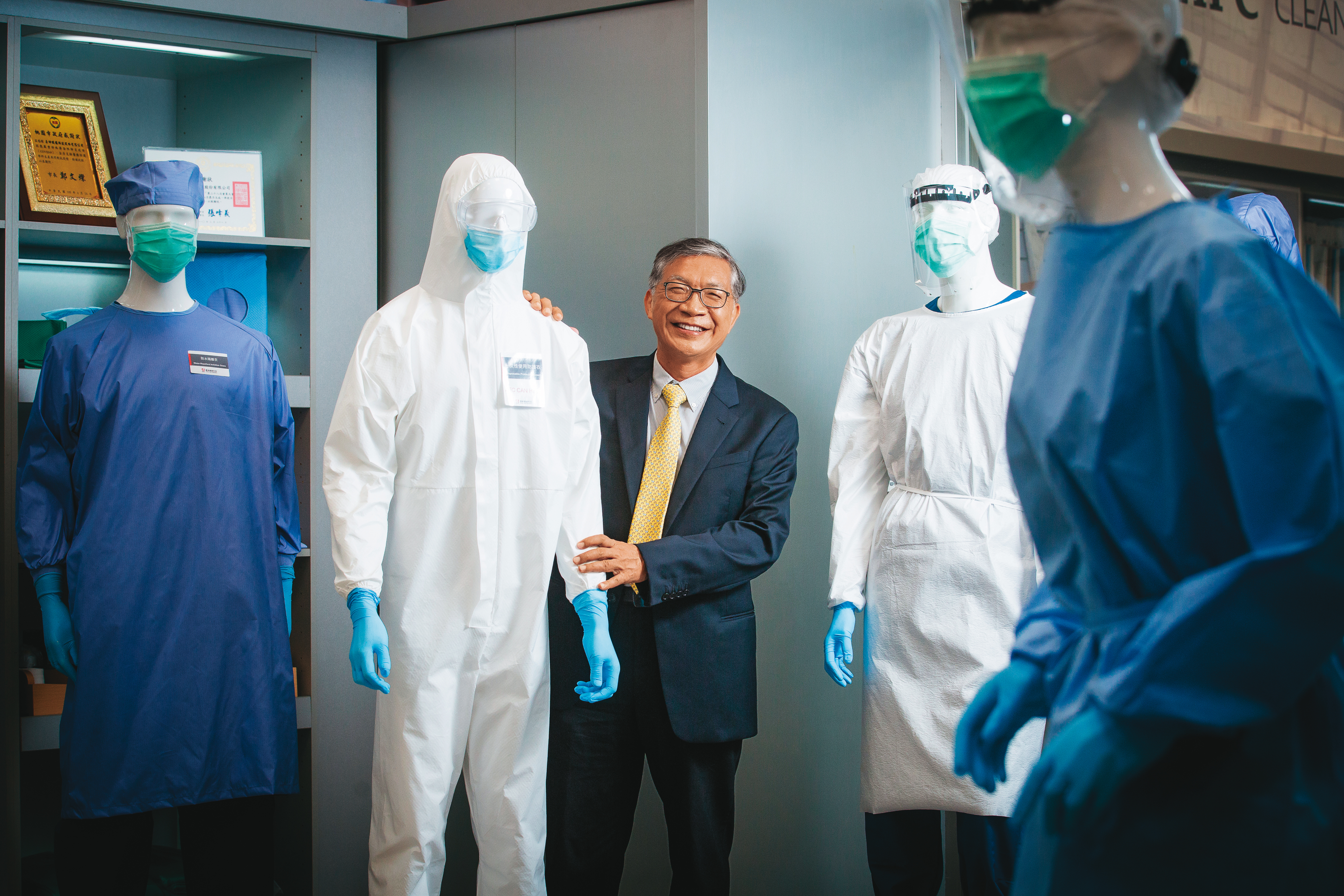 全球前三大無塵衣製造商豪紳纖維科技董事長陳明聰，製造醫療防護衣帶動營收成長20％，去年因疫情加入防疫國家隊。