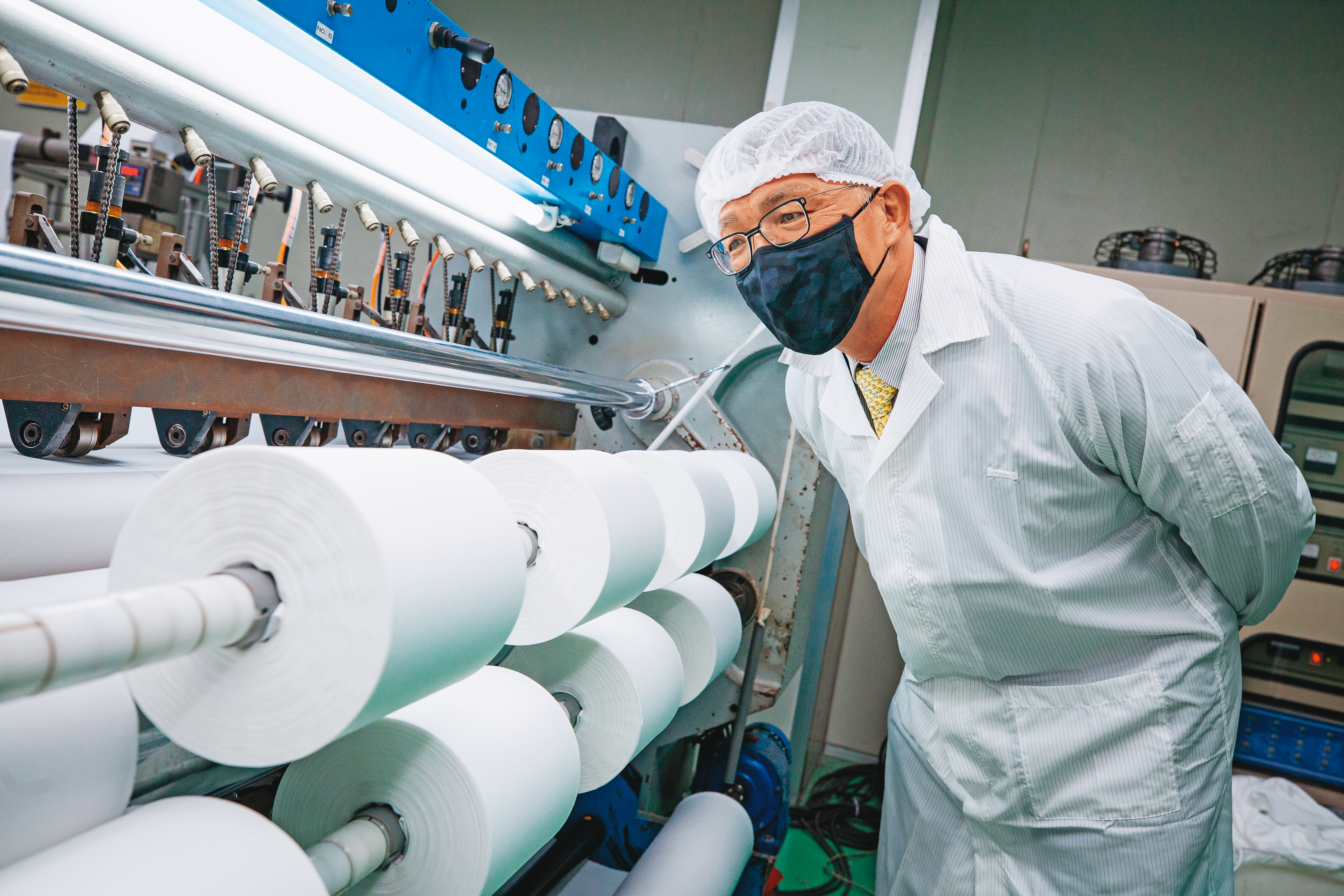 製作無塵衣的無塵布，添加可導電的纖維材料，以避免靜電損害精密的電子產品。
