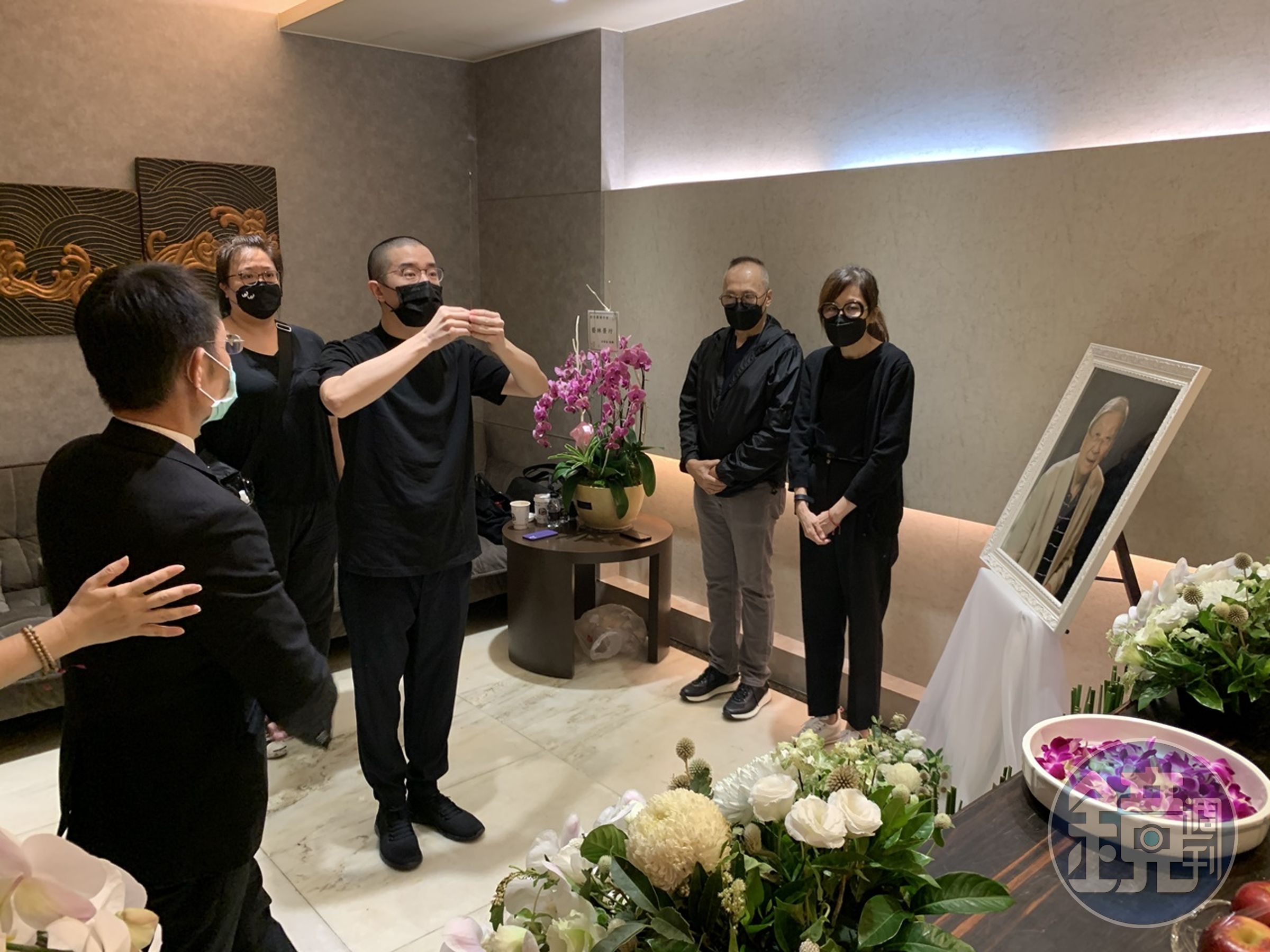 房祖名專程代表父親成龍、母親林鳳嬌來為李行導演捻香致意。（兩岸電影交流委員會提供）